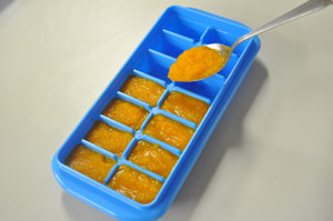 ④製氷皿に流し入れ、ふたをして冷凍する。