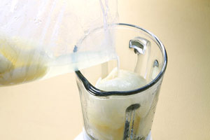 ②ポリ袋にたまった汁ごとミキサーに移し入れ、水200ml（電子レンジで加熱した際の蒸発分）を加える。