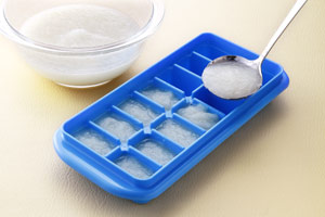 ④製氷皿に流し入れ、ふたをして冷凍する。