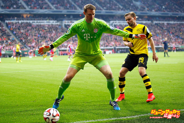 MUNICH, GERMANY - APRIL 28:  Goalkeeper Manuel Neuer of Muenchen battles for the ball with Marcel Schmelzer of Dortmund during the DFB Cup semi final match between FC Bayern Muenchen and Borussia Dortmund at Allianz Arena on April 28, 2015 in Munich, Germany.  (Photo by Boris Streubel/Getty Images)