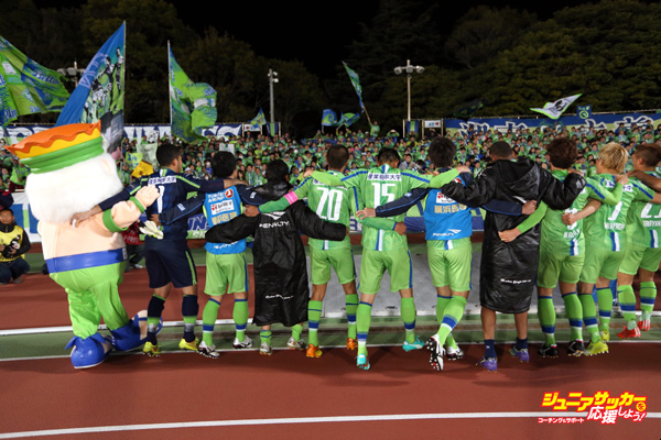 HIRATSUKA, JAPAN - MARCH 18:  (EDITORIAL USE ONLY) Shonan Bellmare players celebrate their 1-0 win in the J.League Yamazaki Nabisco Cup match between Shonan Bellmare and Ventforet Kofu at BMW Stadium Hiratsuka on March 18, 2015 in Hiratsuka, Kanagawa, Japan.  (Photo by Kaz Photography/Getty Images)