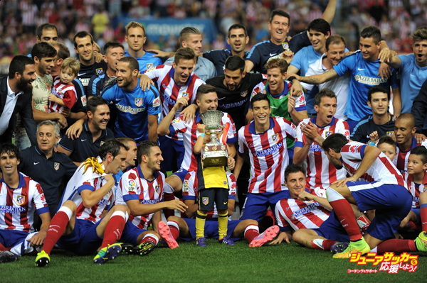 MADRID, SPAIN - AUGUST 22:  Club Atletico de Madrid players celebrate after beating Real Madrid 1-0 (1-1) on aggrigate to win the Spanish Supercopa at Vicente Caldron stadium on August 22, 2014 in Madrid, Spain.  (Photo by Denis Doyle/Getty Images)