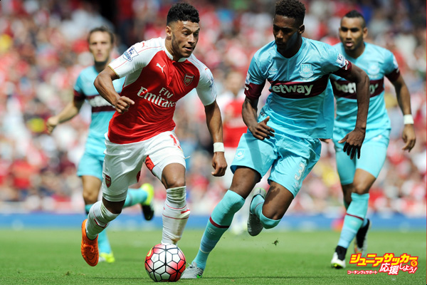 LONDON, ENGLAND - AUGUST 09:  Alex Oxlade-Chambrlain of Arsenal breaks past Reece Oxford of West Ham during the Barclays Premier League match between Arsenal and West Ham United at Emirates Stadium on August 9, 2015 in London, England.  (Photo by Stuart MacFarlane/Arsenal FC via Getty Images)