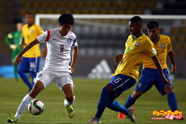 COQUIMBO, CHILE - OCTOBER 17: Juan You of Korea Republic is pressured by Rodgerio of Brazil during the FIFA U-17 World Cup Group B match between Brazil and the Korea Republic at Estadio Francisco Sanchez Rumoroso on October 17, 2015 in Coquimbo, Chile.  (Photo by Robert Cianflone - FIFA/FIFA via Getty Images)