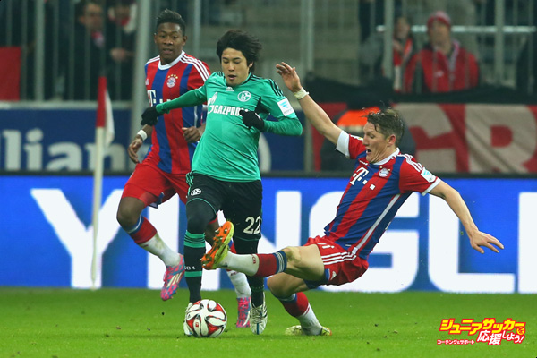 MUNICH, GERMANY - FEBRUARY 03:  Bastian Schweinsteiger of Muenchen and his team mate David Alaba (L)  battle for the ball with Atsuto Uchida (C) of Schalke during the Bundesliga match between FC Bayern Muenchen and FC Schalke 04 at Allianz Arena on February 3, 2015 in Munich, Germany.  (Photo by Alexander Hassenstein/Bongarts/Getty Images)