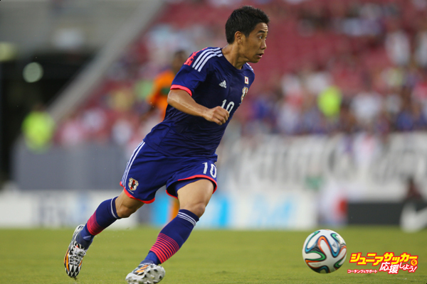 CLEARWATER, FL - JUNE 06:  Shinji Kagawa runs with the ball during the International Friendly Match between Japan and Zambia at Raymond James Stadium on June 6, 2014 in Clearwater, Florida.  (Photo by Mark Kolbe/Getty Images)