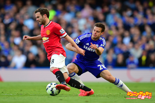 LONDON, ENGLAND - APRIL 18: Cesar Azpilicueta of Chelsea tackles Juan Mata of Manchester United during the Barclays Premier League match between Chelsea and Manchester United at Stamford Bridge on April 18, 2015 in London, England.  (Photo by Jamie McDonald/Getty Images)