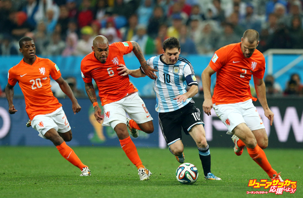SAO PAULO, BRAZIL - JULY 09:  Lionel Messi of Argentina controls the ball as (L-R) Georginio Wijnaldum, Nigel de Jong and Ron Vlaar give chase during the 2014 FIFA World Cup Brazil Semi Final match between the Netherlands and Argentina at Arena de Sao Paulo on July 9, 2014 in Sao Paulo, Brazil.  (Photo by Ronald Martinez/Getty Images)
