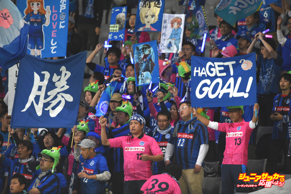 CHOFU, JAPAN - NOVEMBER 11:  (EDITORIAL USE ONLY) Fans of Mito Hollyhock cheer during the Emperor's Cup fourth round match between FC Tokyo and Mito HollyHock at Ajinomoto Stadium on November 11, 2015 in Chofu, Tokyo, Japan.  (Photo by Etsuo Hara/Getty Images)