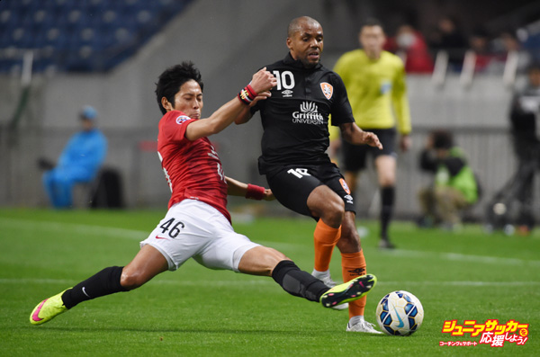 SAITAMA, JAPAN - MARCH 04:  Henrique De Andrade Silva #10 of brisbane Roar and Ryota Moriwaki #46 of Urawa Reds compete for the ball during the AFC Champions League Group G match between Urawa Red Diamonds and Brisbane Roar at Saitama Stadium on March 4, 2015 in Saitama, Japan.  (Photo by Masashi Hara/Getty Images)