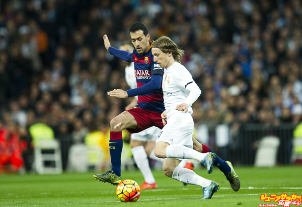 MADRID, SPAIN - NOVEMBER 21: Luka Modric of Real Madrid duels for the ball with Sergio Busquets of Barcelona during the La Liga match between Real Madrid CF and FC Barcelona at Estadio Santiago Bernabeu on November 21, 2015 in Madrid, Spain.  (Photo by Juan Manuel Serrano Arce/Getty Images)