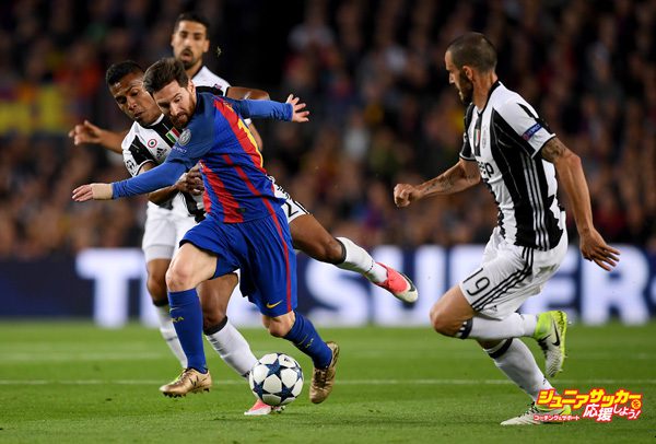 BARCELONA, SPAIN - APRIL 19: Lionel Messi of Barcelona is challenged by Alex Sandro and Leonardo Bonucci of Juventus during the UEFA Champions League Quarter Final second leg match between FC Barcelona and Juventus at Camp Nou on April 19, 2017 in Barcelona, Spain.  (Photo by Matthias Hangst/Bongarts/Getty Images)