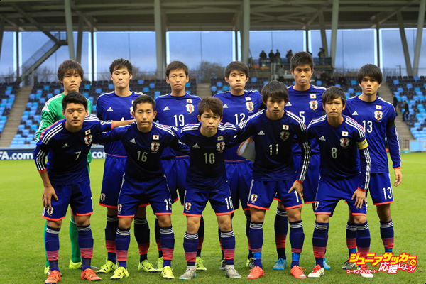 MANCHESTER, ENGLAND - NOVEMBER 15: The Japan side line up prior to the U19 International friendly match between England and Japan at Manchester City Academy Stadium on November 15, 2015 in Manchester, England. (Photo by Dave Thompson/Getty Images)