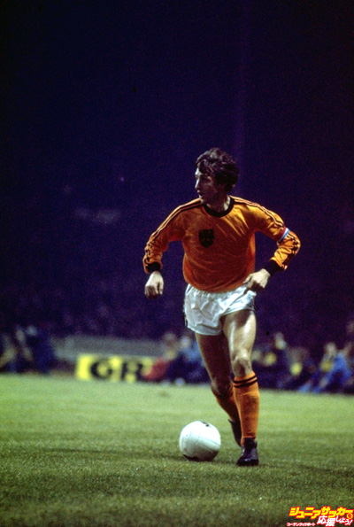 9 Feb 1977:  Johan Cruyff of Holland in action during a match against England at Wembley Stadium in London. Holland won the match 2-0.  Mandatory Credit: Tony  Duffy/Allsport