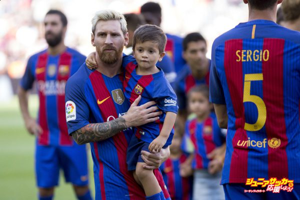 BARCELONA, SPAIN -  AUGUST 20: FC Barcelona's player Leo Messi with his son, Thiago, prior the spanish footbal league match between FC Barcelona and Real Betis at Camp Nou Stadium on August 20, 2016 in Barcelona, Spain. (Photo by Albert Llop/Anadolu Agency/Getty Images)