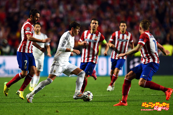 LISBON, PORTUGAL - MAY 24:  Gareth Bale of Real Madrid tries to go through the Atletico defense during the UEFA Champions League Final between Real Madrid and Atletico de Madrid at Estadio da Luz on May 24, 2014 in Lisbon, Portugal.  (Photo by Shaun Botterill/Getty Images)