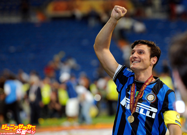 MADRID, SPAIN - MAY 22:  Javier Zanetti of Inter Milan celebrates the victory after the UEFA Champions League Final match between FC Bayern Muenchen and Inter Milan at Bernabeu on May 22, 2010 in Madrid, Spain.  (Photo by Giuseppe Bellini/Getty Images)