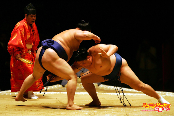 LOS ANGELES, CA - JUNE 08:  Asasekiryu charges at Tokitenku in the fourth round of the 2008 Grand Sumo Tournament at the Los Angeles Memorial Sports Arena on June 8, 2008 in Los Angeles, California.  (Photo by Victor Decolongon/Getty Images)