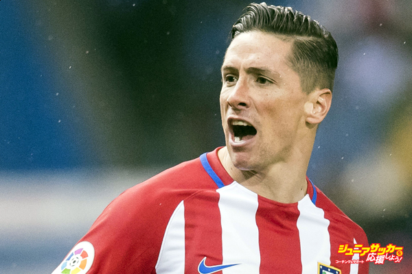 MADRID, SPAIN - FEBRUARY 12: Fernando Torres (l) of Atletico de Madrid reacts during their La Liga match between Atletico de Madrid and RC Celta de Vigo at the Vicente Calderón Stadium on 12 February 2017 in Madrid, Spain. (Photo by Power Sport Images/Getty Images)