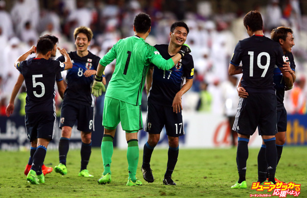 AL AIN CITY, UNITED ARAB EMIRATES - MARCH 23:  Eiji Kawashima (1) and Yasuyuki Konno of Japan (17) celebrate victory with team mates after the FIFA 2018 World Cup qualifying match between United Arab Emirates and Japan at Hazza Bin Zayed Stadium on March 23, 2017 in Al Ain City, United Arab Emirates.  (Photo by Francois Nel/Getty Images,)