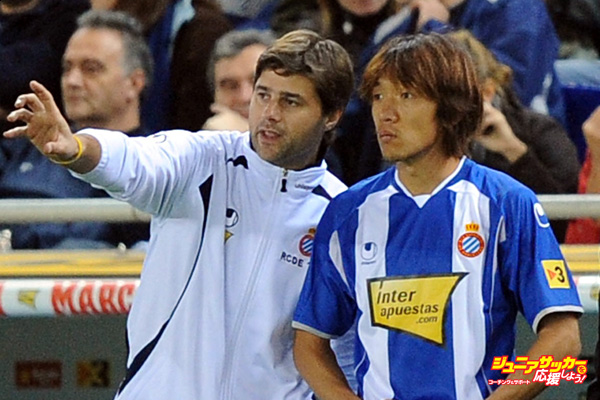 BARCELONA, SPAIN - NOVEMBER 22:  (EMBARGOED FOR PUBLICATION IN ALL JAPANESE MEDIA UNTIL 48 HOURS AFTER CREATE DATE AND TIME) Shunsuke Nakamura of Espanyol gets instructions from his manager Mauricio Pochettino before going on in the last 5 minutes of play in the La Liga match between Espanyol and Getafe at Cornella-El Prat stadium on November 22, 2009 in Barcelona, Spain.  (Photo by Denis Doyle/Getty Images)