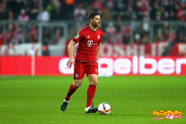 MUNICH, GERMANY - DECEMBER 15:  Xabi Alonso of Muenchen runs with the ball during the round of 16 DFB Cup match between FC Bayern Muenchen and Darmstadt 98 at Allianz Arena on December 15, 2015 in Munich, Germany.  (Photo by Alexander Hassenstein/Bongarts/Getty Images)