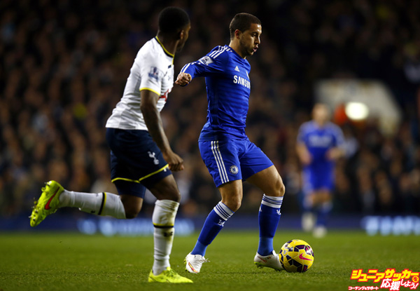 LONDON, ENGLAND - JANUARY 01:  Eden Hazard of Chelsea runs with the ball past Danny Rose of Spurs during the Barclays Premier League match between Tottenham Hotspur and Chelsea at White Hart Lane on January 1, 2015 in London, England.  (Photo by Clive Rose/Getty Images)