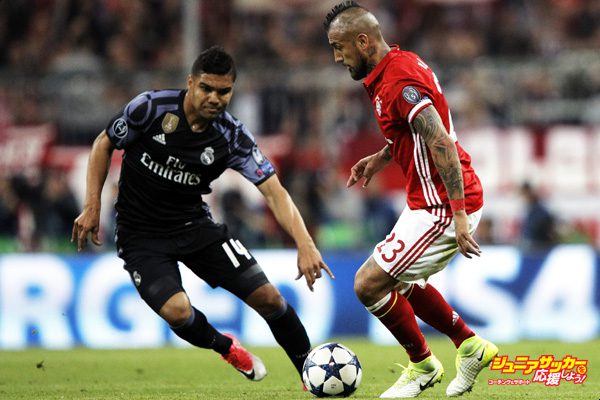 MUNICH, GERMANY - APRIL 12:  Arturo Vidal of Bayern Munich is challenged by Casemiro of Real Madrid during the UEFA Champions League Quarter Final first leg match between FC Bayern Muenchen and Real Madrid CF at Allianz Arena on April 12, 2017 in Munich, Germany.  (Photo by A. Pretty/Getty Images for FC Bayern )