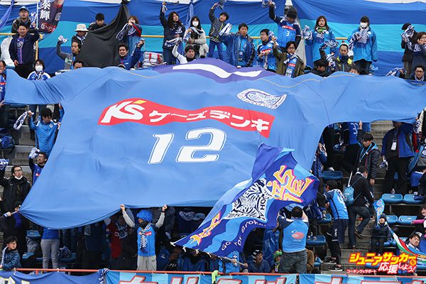 MITO, JAPAN - APRIL 01:  Mito Hollyhock fans show their support prior to the J.League J2 match between Mito Hollyhock and Renofa Yamaguchi at K's Denki Stadium on April 1, 2017 in Mito, Ibaraki, Japan.  (Photo by Koji Watanabe - JL/Getty Images for DAZN)