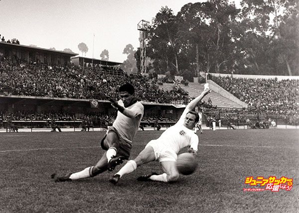 Sport, Football, 1962 World Cup Finals, Vina Del Mar, Chile, 10th June 1962, Quarter Final, Brazil 3 v England 1, Brazil star Garrincha crosses the ball past England defender Ray Wilson  (Photo by Popperfoto/Getty Images)