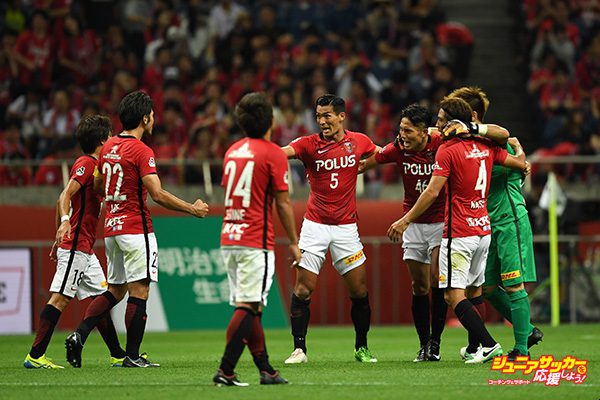 SAITAMA, JAPAN - JULY 09:  Urawa Red Diamonds players celebrate their 2-1 victory after the J.League J1 match between Urawa Red Diamonds and Albirex Niigata at Saitama Stadium on July 9, 2017 in Saitama, Japan.  (Photo by Etsuo Hara/Getty Images)