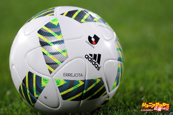 KASHIWA, JAPAN - APRIL 10:  (EDITORIAL USE ONLY) A match ball is seen during the J.League match between Kashiwa Reysol and FC Tokyo at the Hitachi Kashiwa Soccer Stadium on April 10, 2016 in Kashiwa, Chiba, Japan.  (Photo by Hiroki Watanabe/Getty Images)