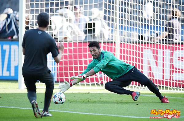 BERLIN, GERMANY - JUNE 05:  Gianluigi Buffon of Juventus makes a save during a Juventus training session on the eve of the UEFA Champions League Final match against FC Barcelona at Olympiastadion on June 5, 2015 in Berlin, Germany.  (Photo by Matthias Hangst/Getty Images)