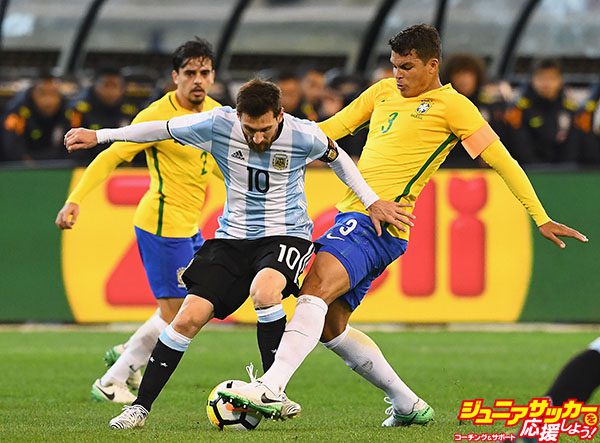 MELBOURNE, AUSTRALIA - JUNE 09:  Lionel Messi of Argentina and Thiago Silva of Brazil compete for the ball during the Brazil Global Tour match between Brazil and Argentina at Melbourne Cricket Ground on June 9, 2017 in Melbourne, Australia.  (Photo by Quinn Rooney/Getty Images)