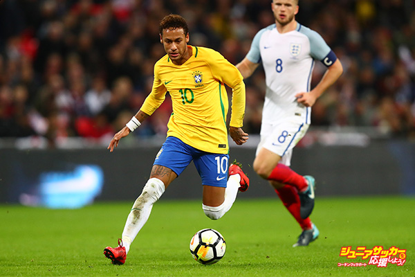 LONDON, ENGLAND - NOVEMBER 14: Neymar Jr of Brazil in action during the international friendly match between England and Brazil at Wembley Stadium on November 14, 2017 in London, England.  (Photo by Clive Rose/Getty Images)