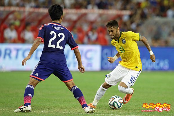 SINGAPORE - OCTOBER 14:  Neymar of Brazil (R) tries to dribble past Taishi Taguchi of Japan during a corner kick during the international friendly match between Japan and Brazil at the National Stadium on October 14, 2014 in Singapore.  (Photo by Suhaimi Abdullah/Getty Images)