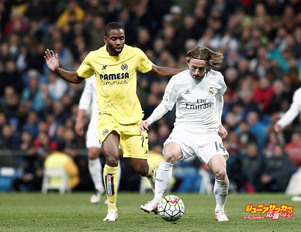 MADRID, SPAIN - APRIL 20: Luka Modric (R) of Real Madrid in action during the Spanish La Liga football match between Real Madrid and Villareal at Santiago Bernabeu in Madrid, Spain on April 20, 2016. (Photo by Burak Akbulut/Anadolu Agency/Getty Images)