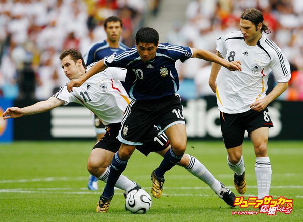 BERLIN - JUNE 30: Juan Riquelme of Argentina surges forward under pressure from Miroslav Klose (L) and  Torsten Frings of Germany during the FIFA World Cup Germany 2006 Quarter-final match between Germany   and Argentina played at the Olympic Stadium on June 30, 2006 in Berlin, Germany.  (Photo by Shaun Botterill/Getty Images)