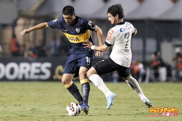 SAO PAULO, BRAZIL - MAY 15:  Alexandre Pato of Corinthians fights for the ball with Riquelme of Boca Juniors during a match between Corinthians and Boca Juniors as part of the Copa Bridgestone Libertadores 2013 at Pacaembu Stadium on May 15, 2013 in Sao Paulo, Brazil. (Photo by Ricardo Bufolin/LatinContent/Getty Images)