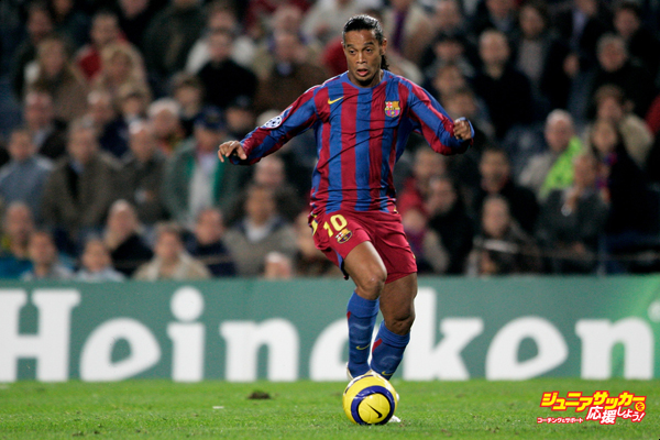 BARCELONA, SPAIN - NOVEMBER 22:  Ronaldinho of Barcelona runs with the ball during the UEFA Champions League Group C match between FC Barcelona and Werder Bremen at the Camp Nou Stadium on November 22, 2005 in Barcelona, Spain.  (Photo by Christof Koepsel/Bongarts/Getty Images)