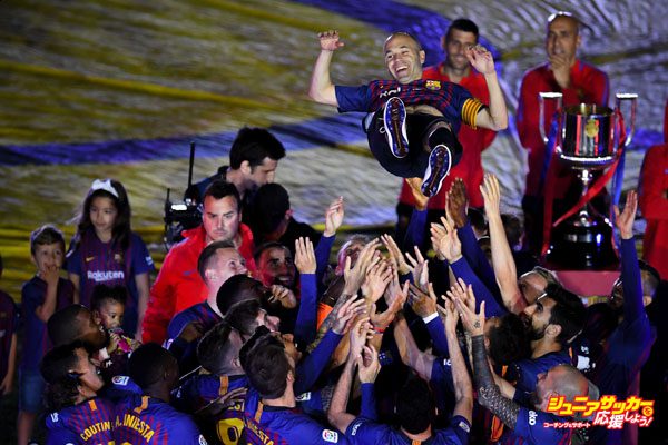 BARCELONA, SPAIN - MAY 20: Andres Iniesta of FC Barcelona is tossed into the air by his team mates at the end of the La Liga match between Barcelona and Real Sociedad at Camp Nou on May 20, 2018 in Barcelona, Spain.  (Photo by David Ramos/Getty Images)