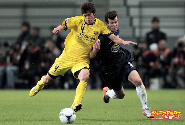 TOYOTA, JAPAN - DECEMBER 08: Hiroki Sakai (L) of Kashiwa Reysol is challenged by Ian Hogg of Auckland City during the FIFA Club World Cup match between Kashiwa Reysol and Auckland City at Toyota Stadium on December 8, 2011 in Toyota, Japan. (Photo by Lintao Zhang/Getty Images)