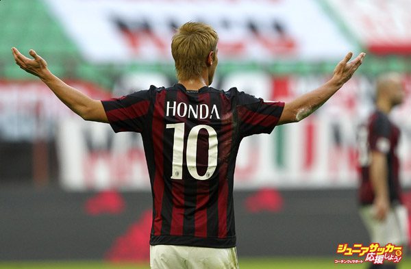 MILAN, ITALY - JANUARY 06:  Keisuke Honda of AC Milan gestures during the Serie A match between AC Milan and Bologna FC at Stadio Giuseppe Meazza on January 6, 2016 in Milan, Italy.  (Photo by Marco Luzzani/Getty Images)