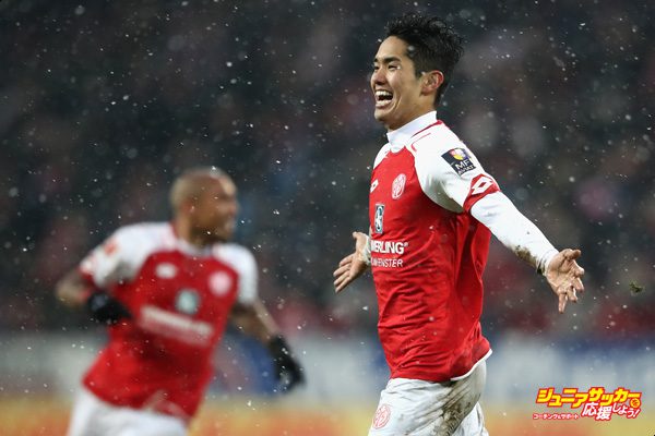 MAINZ, GERMANY - JANUARY 20:  Yoshinori Muto of Mainz celebrates his team's second goal during the Bundesliga match between 1. FSV Mainz 05 and VfB Stuttgart at Opel Arena on January 20, 2018 in Mainz, Germany.  (Photo by Alex Grimm/Bongarts/Getty Images)