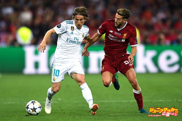 KIEV, UKRAINE - MAY 26:  Luka Modric of Real Madrid CF competes for the ball with Adam Lallana of Liverpool during the UEFA Champions League final between Real Madrid and Liverpool on May 26, 2018 in Kiev, Ukraine.  (Photo by David Ramos/Getty Images)