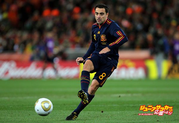 JOHANNESBURG, SOUTH AFRICA - JULY 11: Xavi Hernandez of Spain passes the ball during the 2010 FIFA World Cup South Africa Final match between Netherlands and Spain at Soccer City Stadium on July 11, 2010 in Johannesburg, South Africa.  (Photo by Clive Rose/Getty Images)