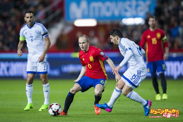 GIJON, SPAIN - MARCH 24: Andres Iniesta of Spain duels for the ball with Almog Cohen of Israel during the FIFA 2018 World Cup Qualifier between Spain and Israel at Estadio El Molinon on March 24, 2017 in Gijon, Spain. (Photo by Juan Manuel Serrano Arce/Getty Images)
