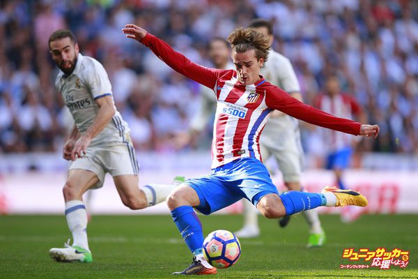 MADRID, SPAIN - APRIL 08: Antoine Griezmann of Atletico de Madrid scores their opening goal during the La Liga match between Real Madrid CF and Club Atletico de Madrid at Estadio Santiago Bernabeu on April 8, 2017 in Madrid, Spain.  (Photo by Gonzalo Arroyo Moreno/Getty Images)