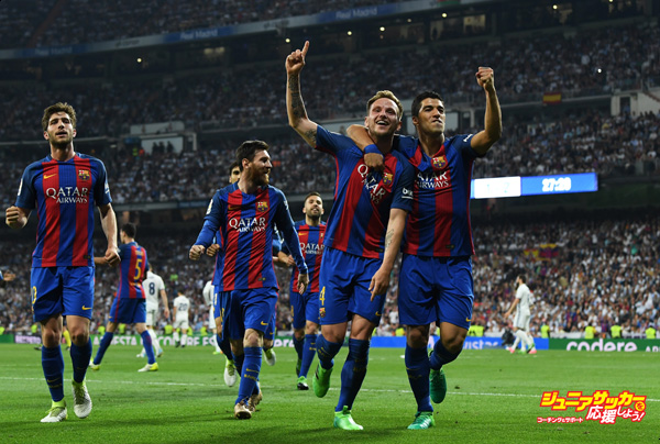 MADRID, SPAIN - APRIL 23:  Ivan Rakitic of Barcelona (4) celebrates as he scores their second goal with Luis Suarez (9) and team mates during the La Liga match between Real Madrid CF and FC Barcelona at Estadio Bernabeu on April 23, 2017 in Madrid, Spain.  (Photo by David Ramos/Getty Images)