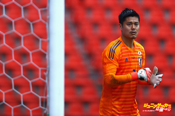LIEGE, BELGIUM - MARCH 27:  Goalkeeper, Eiji Kawashima of Japan looks on during the International friendly match between Japan and Ukraine held at Stade Maurice Dufrasne on March 27, 2018 in Liege, Belgium.  (Photo by Dean Mouhtaropoulos/Getty Images)